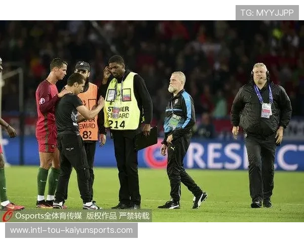 C罗与队友亲密互动，更衣室氛围融洽，c罗与球迷合影