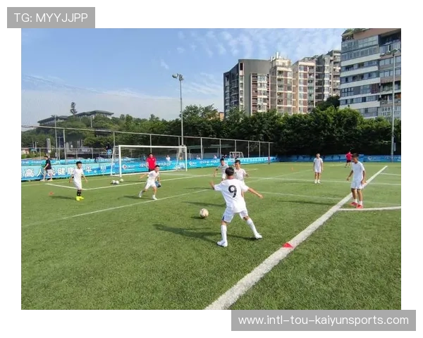 青训营是否鼓励球员跨年级协作提升团队意识，青训营足球