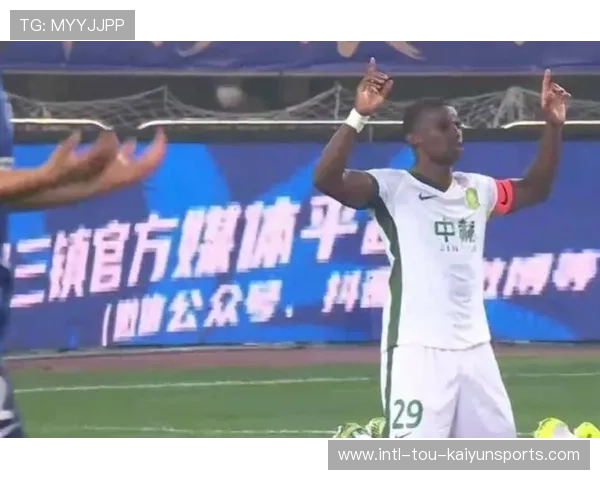 蒋光太在对抗赛中禁区内精准放铲，阻断外援前锋单刀射门